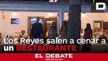 Los Reyes y sus hijas salen a cenar a un restaurante