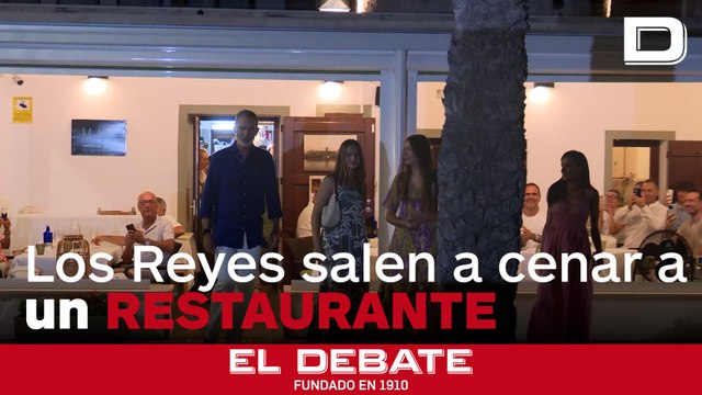 Los Reyes y sus hijas salen a cenar a un restaurante