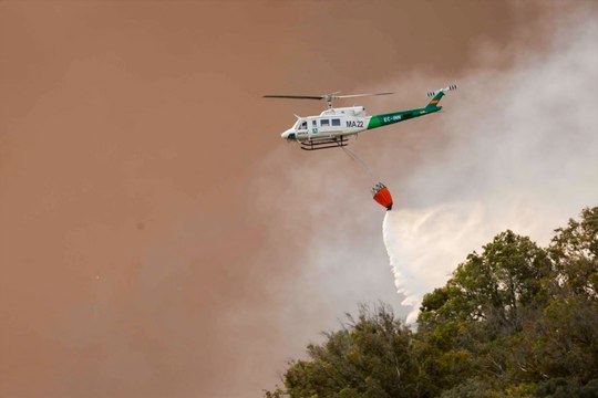 Desalojan a miles de personas en Tarifa por el incendio