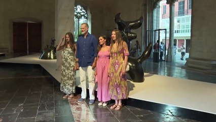 Arte, baño de masas y cena sorpresa: Los reyes y hijas disfrutan de un divertido plan familiar