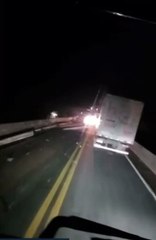 Acidente envolvendo um caminhão carregado de postes, na BR-470