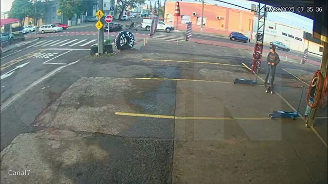 Câmera registra momento de colisão entre carro e moto no bairro Maria Luiza, em Cascavel