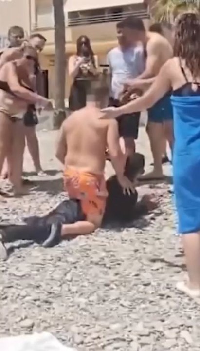 This is the dramatic moment around a dozen boat migrants were tackled and detained by tourists after landing on a packed Spanish beach. The dramatic scenes unfolded on Sotillo Beach in Castell de Ferro, Granada on Sunda#news #migrants #beach #spain