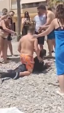 This is the dramatic moment around a dozen boat migrants were tackled and detained by tourists after landing on a packed Spanish beach. The dramatic scenes unfolded on Sotillo Beach in Castell de Ferro, Granada on Sunda#news #migrants #beach #spain