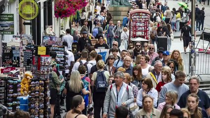 Is the Edinburgh Fringe a Boost or a Burden for the City? Residents Share Their Views 🎭