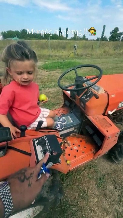 Πάρης Αλεξάνδρου: Μικρός αγρότης, μόνος ψάχνει - Η βόλτα με αγροτικό, μαζί με τον μπαμπά του!