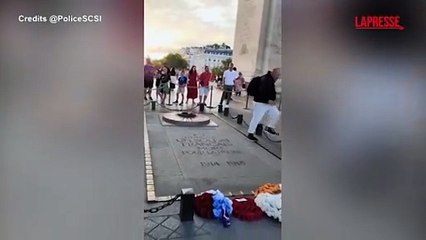 Francia, un passante si accende una sigaretta con la fiamma del monumento al Milite Ignoto: il video della polizia