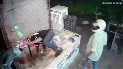 VIDEO: ¡No contaban con su astucia! Comerciante frustra asalto con ingenio