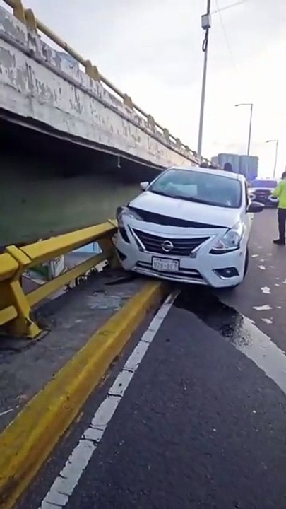 Auto compacto choca contra muro de contención en Circuito Interior