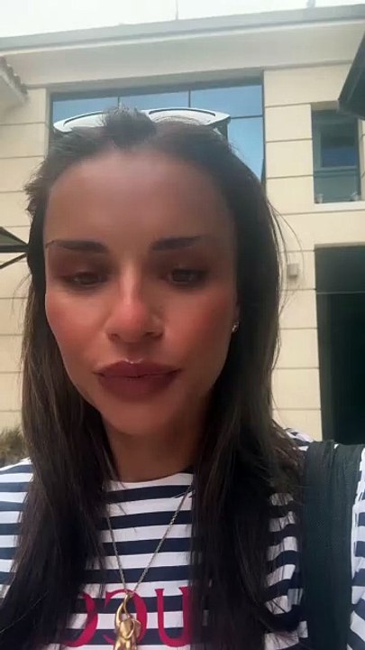 Η Ελένη Τσολάκη περπατά στους άδειους δρόμους τ...