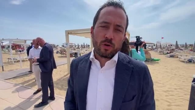 Jesolo, aperta in spiaggia la prima area fumatori contro l'abbandono dei mozziconi