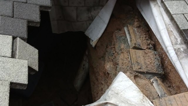 충북 충주서 깊이 2.5m 땅 꺼짐 발생...1명 부상 / YTN