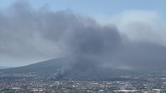 Vasto incendio e nube di fumo a Pompei, in fiamme deposito tessile