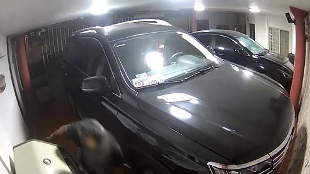 VIDEO | Cámaras captan robo en Monterrey y policía detiene al responsable