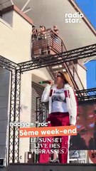 Nadiya interprète “roc” sur la scène des Sunset Live des Terrasses #nadiya #sunsetlive #concert #live