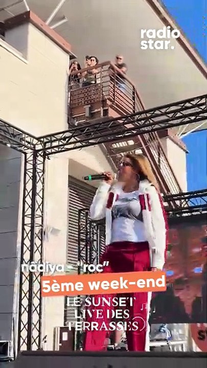 Nadiya interprète “roc” sur la scène des Sunset Live des Terrasses #nadiya #sunsetlive #concert #live