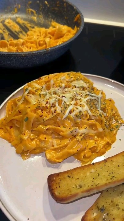 Creamy garlic pasta recipe#fypageシ #foryourpage #cooking #homecooking #goodfood #pasta  #creamygarlicsauce #foodlovers #recipe #simplerecipe #dinnerideas  #eating #foodie #yummyfood #creamy #pastarecipes #spaghetti #deliciousfood #viralrecipe