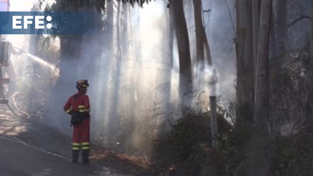 Continúan las labores de extinción en el incendio de Ponteceso (A Coruña)