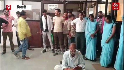 कलेक्ट्रेट में बुजुर्ग ने लगाया ताला, बैठकर पढ़ने लगा हनुमान चालीसा, बोला पेड़ कटवा दो