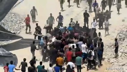 Gaza City, la corsa pazza per gli aiuti lanciati coi paracaduti