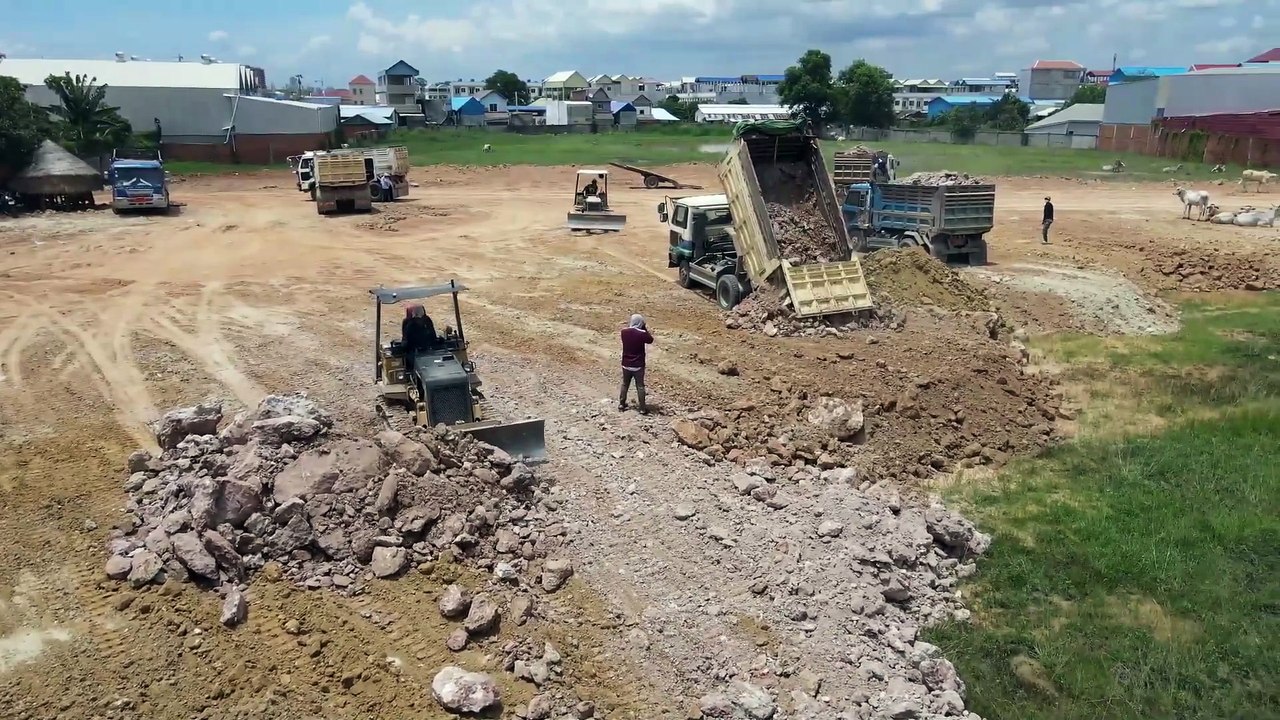 Best Incredible Nice Machinery Landfill  Dozer D20P Pushing Soil with Truck Unloading Soil