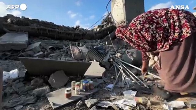 Gaza, famiglie e bambini cercano i resti degli effetti personali tra le macerie