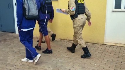 Com item proibido dois adolescentes são apreendidos no Colégio Olivo Fracaro