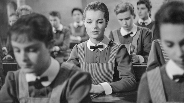 Jeunes filles en uniforme