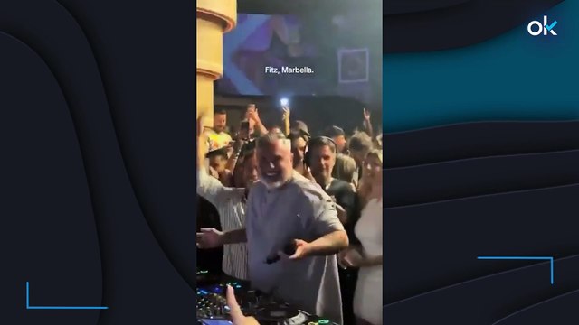 Así sonríe el cantante Juan Magán en sus conciertos cuando sus fans gritan ¡Pedro Sánchez, hijo de puta!