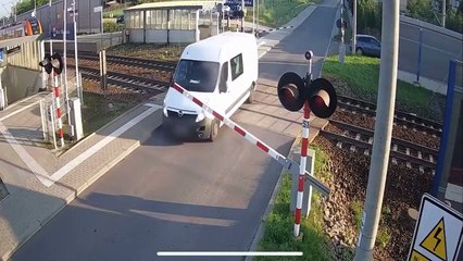 Van para em trilho e é atingida por trem na Polônia
