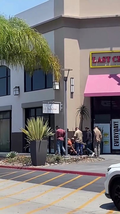 Presuntos agentes de ICE en Plaza Las Américas de San Ysidro realiza supuesto arresto