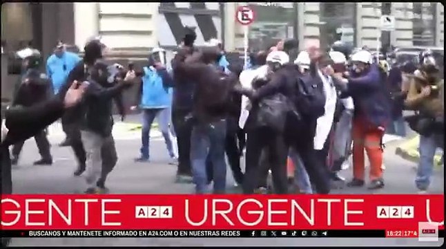 El momento de la salvaje represión policial con el camión hidrante