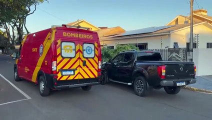 Acidente deixa homem ferido e motocicleta presa em caminhonete em Umuarama