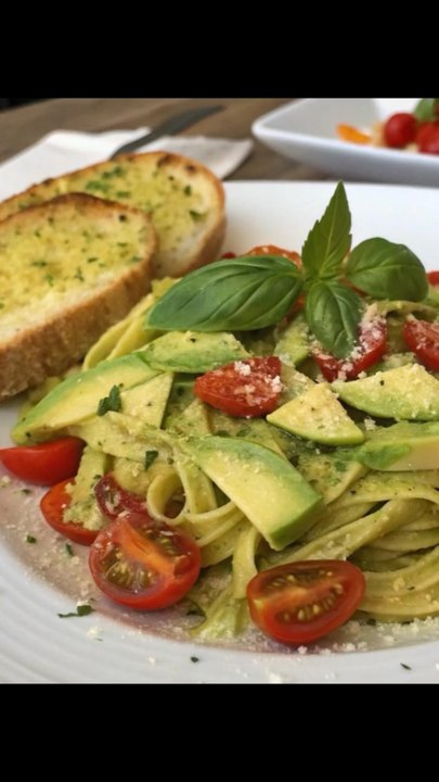 Avocado and Tomato Pasta🍝🥑 A creamy, fresh, and vibrant twist on your classic pasta — this Avocado and Tomato Pasta is simple, delicious, and perfect for any pasta lover! 🍅💚