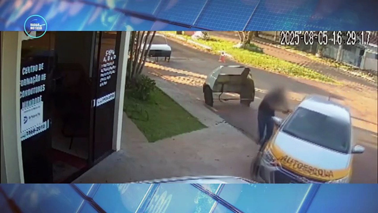 Aluna perde controle ao fazer baliza e invade autoescola com carro