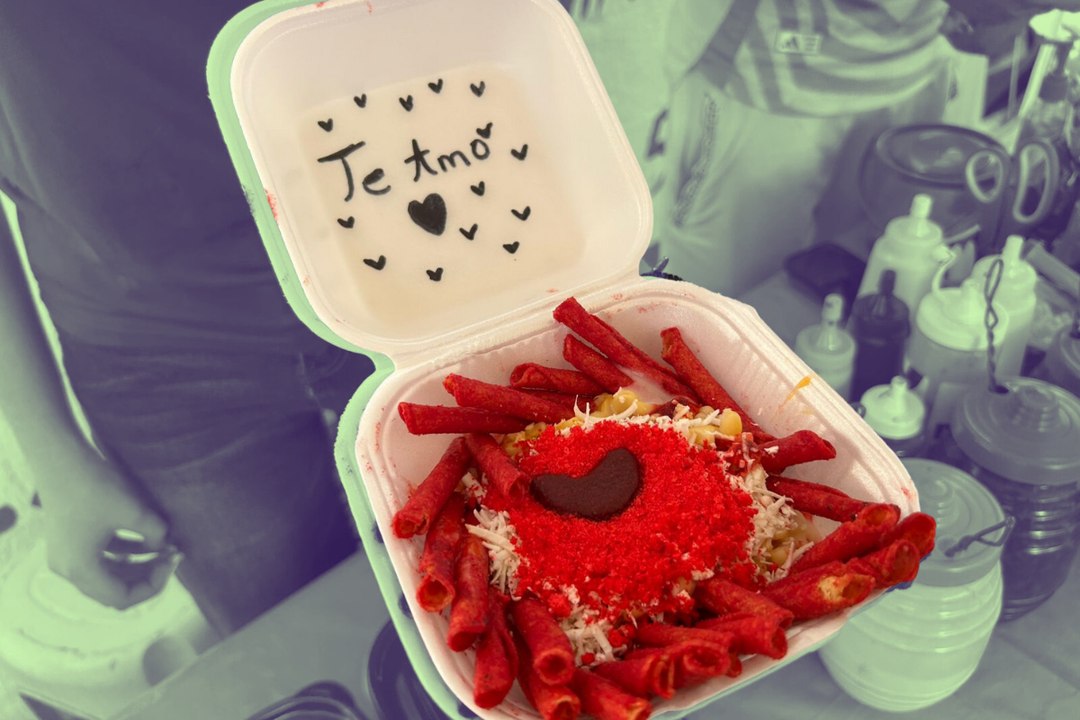 Amor, esfuerzo y elotes: jóvenes financian su carrera con negocio propio en Juárez