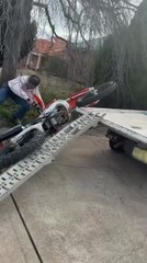 Man Struggles to Load Bike and Fails Badly, Not Once but Twice