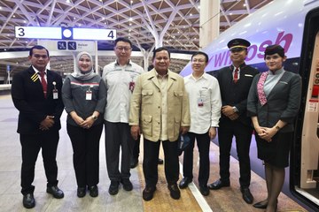 Momen Prabowo ke Bandung Naik Kereta Cepat Whoosh Bareng Warga