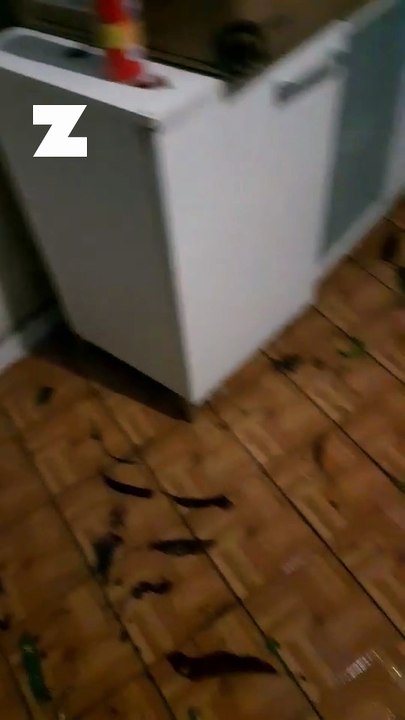 Dans sa maison, le mur fragilisé laisse passer la pluie