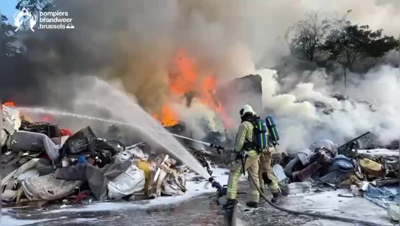 Un incendie en cours dans un centre de tri à Anderlecht