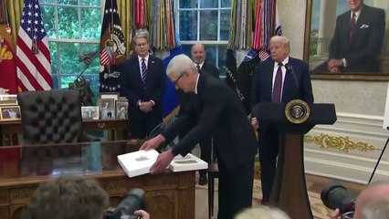 Apple aumenta investimento nos EUA e oferece prenda "única" a Trump
