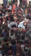 Des Palestiniens se marchent dessus pour récupérer de l'aide humanitaire larguée par avion