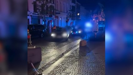 Un conducteur tenu en joue par la police force le passage lors d’une fête de village