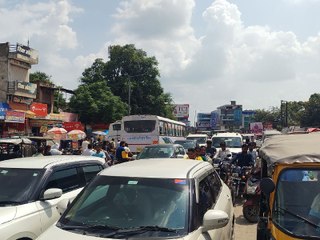 त्योहारी सीजन में यातायात व्यवस्था बेपटरी, रेंग रहे वाहन