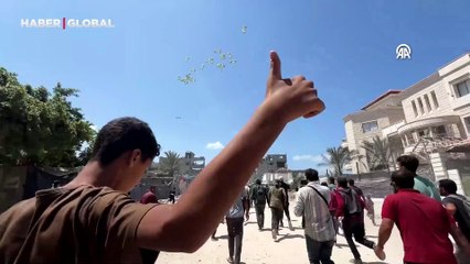 İsrail'in açlığa mahkum ettiği Filistinliler, paraşütle indirilen insani yardım malzemelerine akın etti