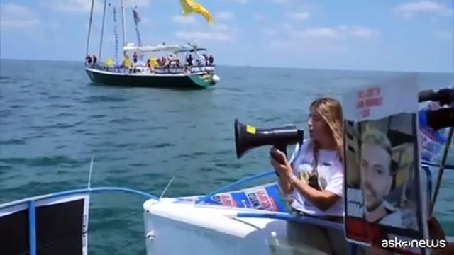 I parenti degli ostaggi israeliani in barca verso Gaza
