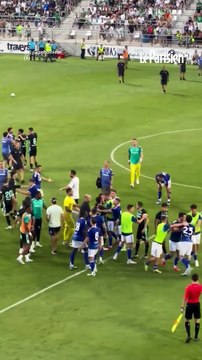 Des claques puis une bagarre générale lors d'un match amical