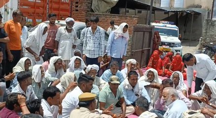 पुलिस थाने के बाहर धरने पर बैठे ग्रामीण