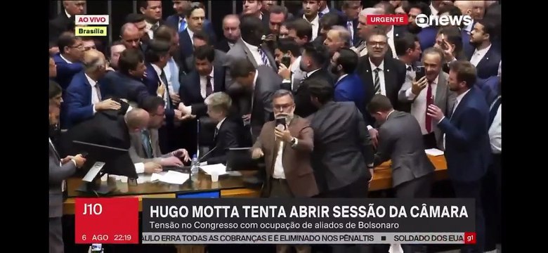 Hugo Motta se depara com protesto de deputados na Câmara
