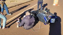 Motociclista é puxado para o chão após veículo enroscar em fiação pendurada